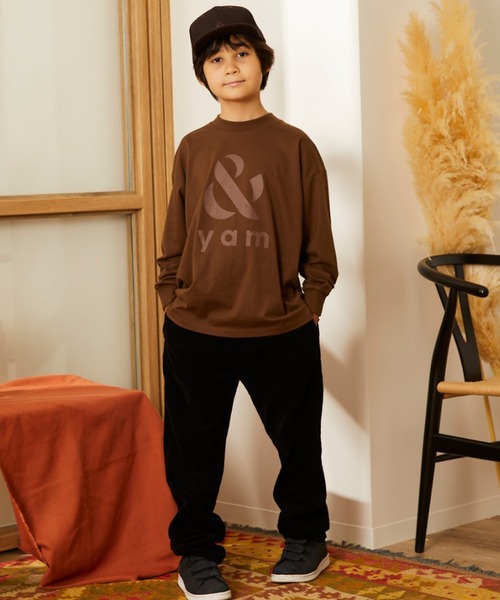 ＆yam（アンドヤム）の「BIG ロゴロンT（Tシャツ/カットソー・キッズ・ブルー/ピンク/オフホワイト/ブラウン/ベージュ/チャコールグレー・150/160/100/110/120/130/140）」の4枚目の写真