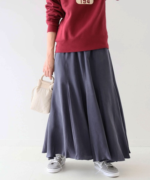 SLOBE IENA（スローブイエナ）の「フィブリルサテンフレアスカート【ウエストゴム/手洗い可能】◆（スカート・レディース・ブルー系その他/アイボリー/ネイビー/カーキ・38/36）」の4枚目の写真