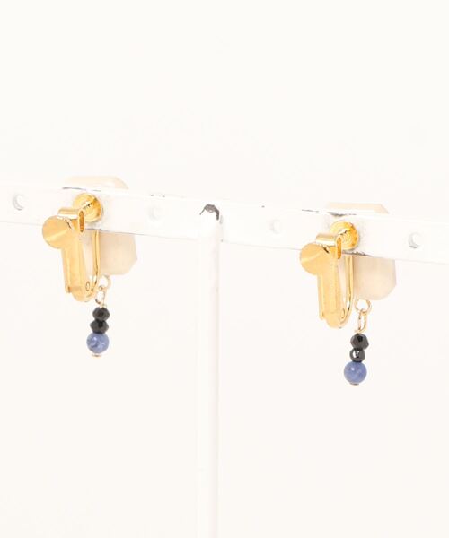 tone(トーン)の「【IRODORI】jewel cutにソーダライト+スピネルのearring(イヤリング・レディース・ホワイト・FREE)」の2枚目の写真