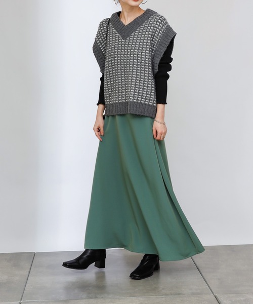 COLONY 2139(コロニートゥーワンスリーナイン)の「マットサテンフレアスカート(スカート・レディース・チャコールグレー/ベージュ/グリーン・MEDIUM/LARGE)」の11枚目の写真