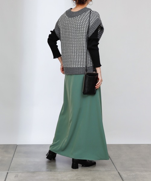 COLONY 2139(コロニートゥーワンスリーナイン)の「マットサテンフレアスカート(スカート・レディース・チャコールグレー/ベージュ/グリーン・MEDIUM/LARGE)」の14枚目の写真