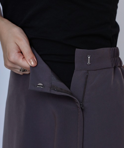 COLONY 2139(コロニートゥーワンスリーナイン)の「マットサテンフレアスカート(スカート・レディース・チャコールグレー/ベージュ/グリーン・MEDIUM/LARGE)」の12枚目の写真