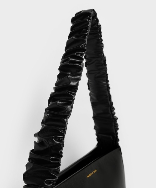 CHARLES & KEITH(チャールズ & キース)の「ライリーラッフルトリム バッグ / Riley Ruffle-Trim Bag(ハンドバッグ・レディース・ダークグリーン/ブラック/オリーブ/クリーム・M)」の7枚目の写真