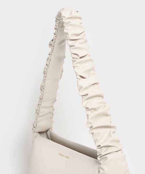 CHARLES & KEITH(チャールズ & キース)の「ライリーラッフルトリム バッグ / Riley Ruffle-Trim Bag(ハンドバッグ・レディース・ダークグリーン/ブラック/オリーブ/クリーム・M)」の13枚目の写真