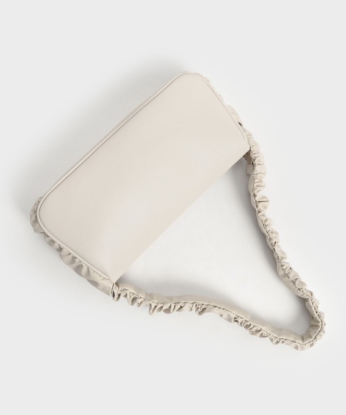 CHARLES & KEITH(チャールズ & キース)の「ライリーラッフルトリム バッグ / Riley Ruffle-Trim Bag(ハンドバッグ・レディース・ダークグリーン/ブラック/オリーブ/クリーム・M)」の19枚目の写真