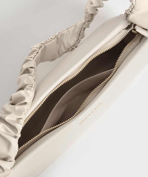 CHARLES & KEITH(チャールズ & キース)の「ライリーラッフルトリム バッグ / Riley Ruffle-Trim Bag(ハンドバッグ・レディース・ダークグリーン/ブラック/オリーブ/クリーム・M)」の5枚目の写真