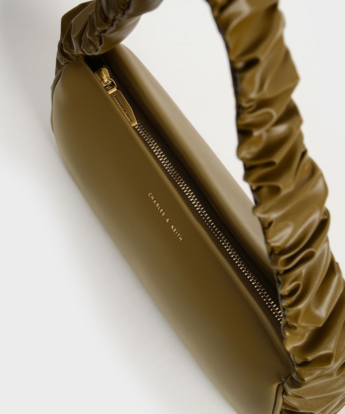 CHARLES & KEITH(チャールズ & キース)の「ライリーラッフルトリム バッグ / Riley Ruffle-Trim Bag(ハンドバッグ・レディース・ダークグリーン/ブラック/オリーブ/クリーム・M)」の14枚目の写真