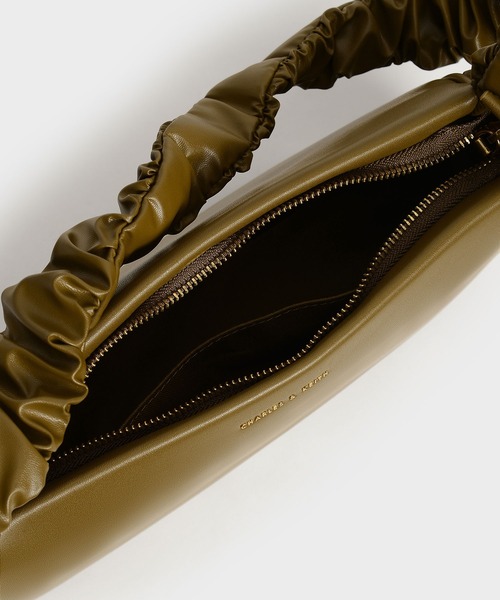 CHARLES & KEITH(チャールズ & キース)の「ライリーラッフルトリム バッグ / Riley Ruffle-Trim Bag(ハンドバッグ・レディース・ダークグリーン/ブラック/オリーブ/クリーム・M)」の6枚目の写真