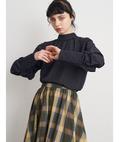 ELENDEEK（エレンディーク）の「シルキーハイネックロングカフスブラウス（シャツ/ブラウス・レディース・オフホワイト/ブラック/ラベンダー・FREE）」の3枚目の写真