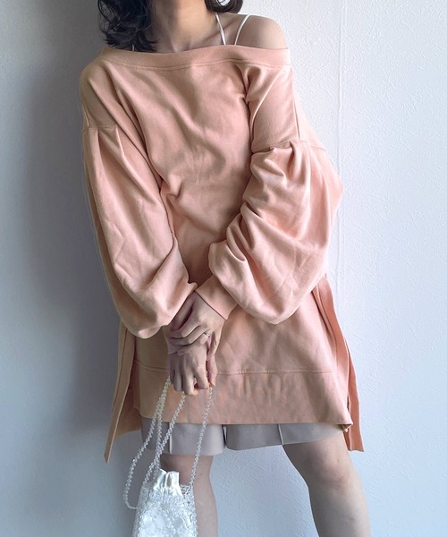 w closet(ダブルクローゼット)の「ワイドネックオーバースウェット(スウェット・レディース・ブルー/アイボリー/スモークピンク・FREE)」の3枚目の写真