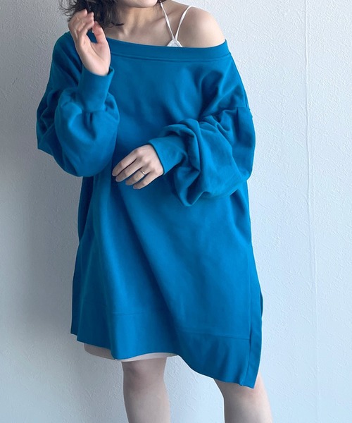 w closet(ダブルクローゼット)の「ワイドネックオーバースウェット(スウェット・レディース・ブルー/アイボリー/スモークピンク・FREE)」の2枚目の写真