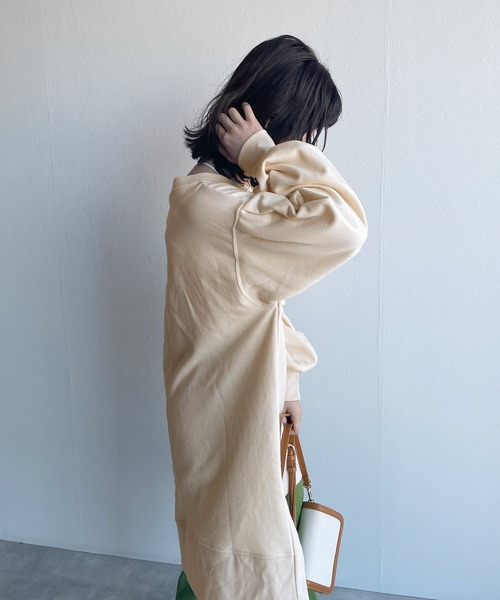 w closet(ダブルクローゼット)の「ワイドネックオーバースウェット(スウェット・レディース・ブルー/アイボリー/スモークピンク・FREE)」の20枚目の写真