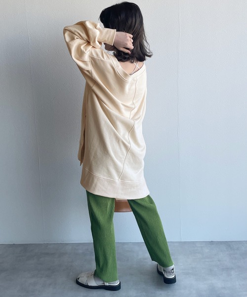 w closet(ダブルクローゼット)の「ワイドネックオーバースウェット(スウェット・レディース・ブルー/アイボリー/スモークピンク・FREE)」の22枚目の写真