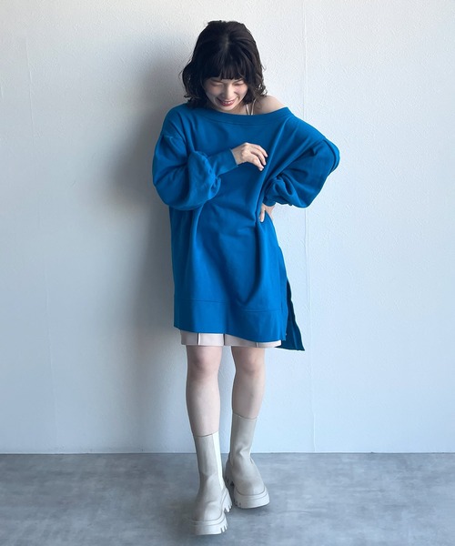 w closet(ダブルクローゼット)の「ワイドネックオーバースウェット(スウェット・レディース・ブルー/アイボリー/スモークピンク・FREE)」の4枚目の写真