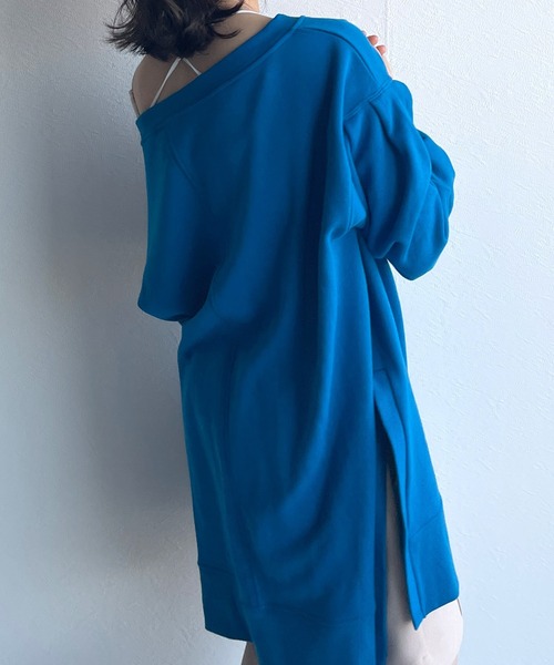 w closet(ダブルクローゼット)の「ワイドネックオーバースウェット(スウェット・レディース・ブルー/アイボリー/スモークピンク・FREE)」の5枚目の写真