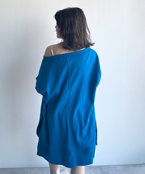 w closet(ダブルクローゼット)の「ワイドネックオーバースウェット(スウェット・レディース・ブルー/アイボリー/スモークピンク・FREE)」の6枚目の写真