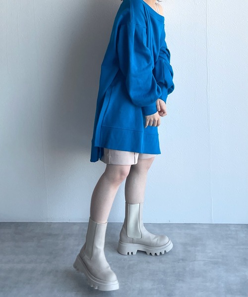 w closet(ダブルクローゼット)の「ワイドネックオーバースウェット(スウェット・レディース・ブルー/アイボリー/スモークピンク・FREE)」の7枚目の写真