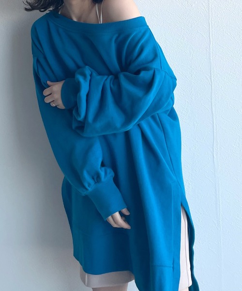 w closet(ダブルクローゼット)の「ワイドネックオーバースウェット(スウェット・レディース・ブルー/アイボリー/スモークピンク・FREE)」の8枚目の写真