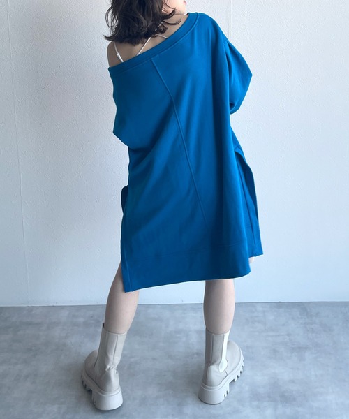 w closet(ダブルクローゼット)の「ワイドネックオーバースウェット(スウェット・レディース・ブルー/アイボリー/スモークピンク・FREE)」の10枚目の写真