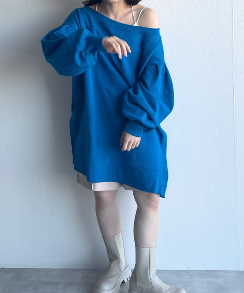 w closet(ダブルクローゼット)の「ワイドネックオーバースウェット(スウェット・レディース・ブルー/アイボリー/スモークピンク・FREE)」の12枚目の写真