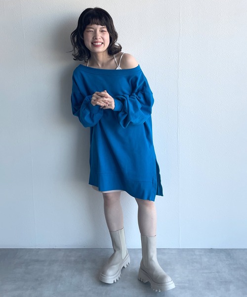 w closet(ダブルクローゼット)の「ワイドネックオーバースウェット(スウェット・レディース・ブルー/アイボリー/スモークピンク・FREE)」の13枚目の写真