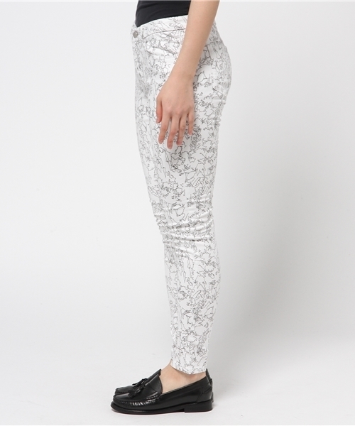 AZUL by moussy（アズールバイマウジー）の「A Perfect Skinny(モノトーンフラワー)（その他パンツ・レディース・ホワイト系その他/ブラック系その他・X-SMALL/MEDIUM/SMALL/LARGE）」の4枚目の写真