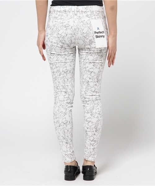 AZUL by moussy（アズールバイマウジー）の「A Perfect Skinny(モノトーンフラワー)（その他パンツ・レディース・ホワイト系その他/ブラック系その他・X-SMALL/MEDIUM/SMALL/LARGE）」の5枚目の写真