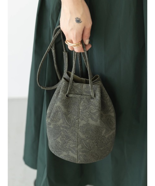 koe（コエ）の「型押しペイズリー柄巾着ショルダーバッグ*（トートバッグ・レディース・ブラウン/カーキ/アイボリー・FREE）」の3枚目の写真