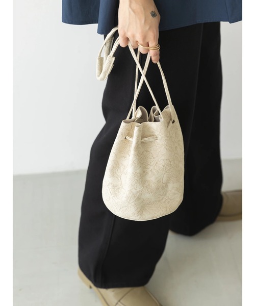 koe（コエ）の「型押しペイズリー柄巾着ショルダーバッグ*（トートバッグ・レディース・ブラウン/カーキ/アイボリー・FREE）」の14枚目の写真