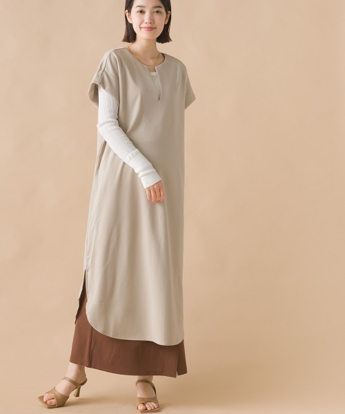 OMNES(オムネス)の「梨地ストレッチツイルフレンチスリーブワンピース(ワンピース・レディース・ブラック/ベージュ/パープル/ブラウン・FREE)」の6枚目の写真