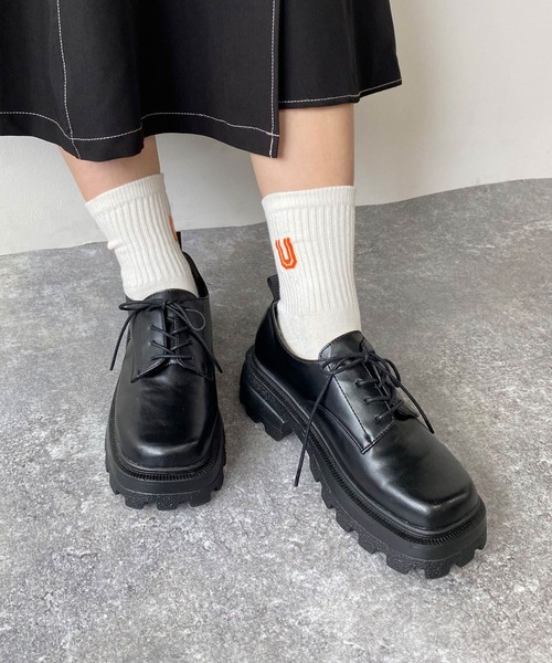 179/WG（イチナナキュウダブルジー）の「厚底スクエアレースアップシューズ（ローファー・レディース・オフホワイト/ブラック・M/L）」の2枚目の写真