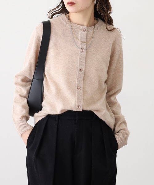 BRODIAEA(ブローディア)の「BRODIAEA 洗えるカシミヤシリーズ カーディガン(ニット/セーター・レディース・ブラック/サックスブルー/チャコールグレー/ラベンダー/サンドベージュ/チェリーピンク/シルバーグレー/エメラルド/ライラック/ピンクベージュ/モカ/ライトピンク/コバルトブルー/ボルドー/チェリーレッド/ライム/アクア/ローズ/バイオレット/オフホワイト/イエロー・40)」の6枚目の写真