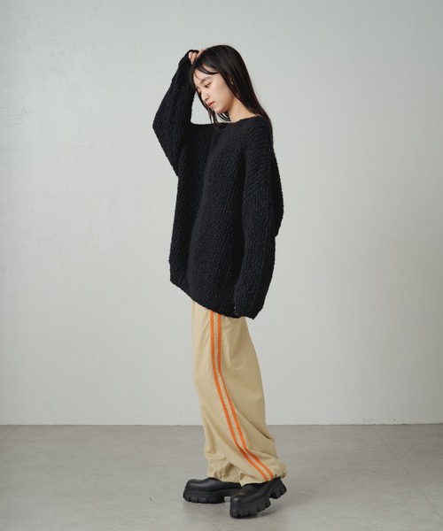 earthy(アーシー)の「ドロップヤーンVネックプルオーバー(ニット/セーター・レディース・ブラック/オフホワイト・FREE)」の4枚目の写真