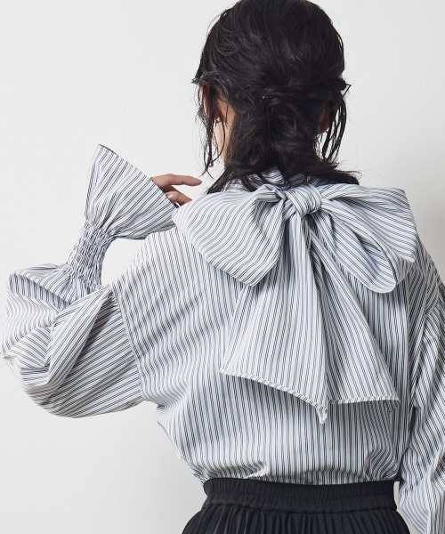 CHIC STYLE（シックスタイル）の「＜大きいサイズ＞ビッグリボン付き袖フリルブラウス シックスタイル（シャツ/ブラウス・レディース・ブルー系/ホワイト系・3L/LL/4L/L/5L）」の2枚目の写真