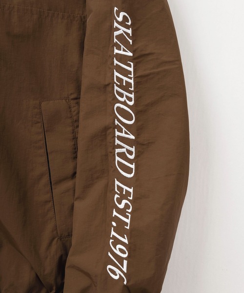 VISION STREET WEAR（ヴィジョンストリートウェア）の「【VISION STREET  WEAR/ヴィジョンストリートウェア】ワンポイント＆スリーブロゴ ワッペン刺繍デザイン スケーターズジャケット/ ビッグシルエット（ブルゾン・メンズ・ライトブルー/ブラック/アイボリー/ライトブラウン・M/L/XL）」の11枚目の写真