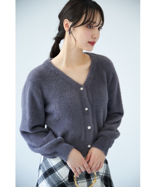 tocco closet(トッコ クローゼット)の「多種ビジュー釦シャギーニットカーディガン(カーディガン/ボレロ・レディース・チャコールグレー/サックスブルー/アイボリー/ピンク系その他/グレイッシュベージュ・M)」の3枚目の写真
