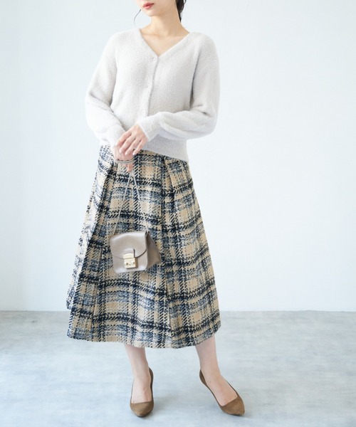 tocco closet(トッコ クローゼット)の「多種ビジュー釦シャギーニットカーディガン(カーディガン/ボレロ・レディース・チャコールグレー/サックスブルー/アイボリー/ピンク系その他/グレイッシュベージュ・M)」の11枚目の写真