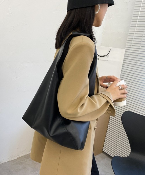 lit.Cy(リットシー)の「メタリックトライアングルトートバッグ(トートバッグ・レディース・シルバー/ブラック/ゴールド/オフホワイト/ブラウン・FREE)」の7枚目の写真