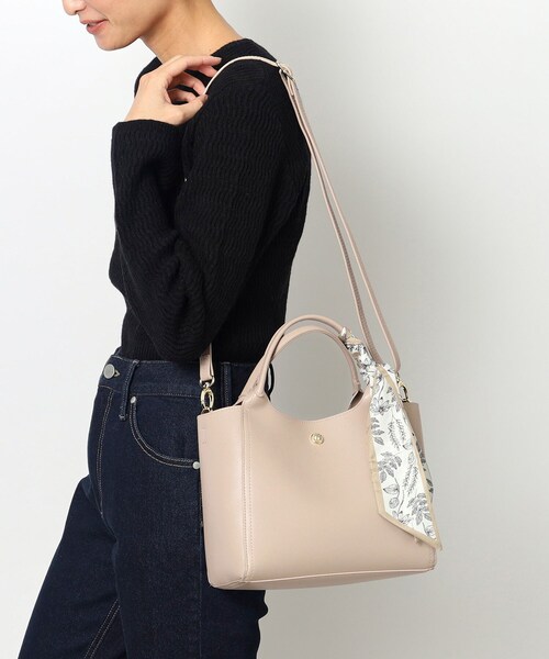 OPAQUE.CLIP（オペークドットクリップ）の「◆≪ヒルナンデス！で紹介≫ スカーフ付きミドルトートバッグ/通勤・セレモニー対応（トートバッグ・レディース・アイボリー/ブラック/ベージュ・00）」の6枚目の写真