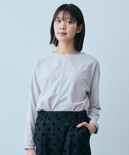 IEDIT(イディット)の「IEDIT 大人にふさわしい日本製 ていねいに仕立てたクワトロセブンTMカットソートップス(Tシャツ/カットソー・レディース・グレイッシュベージュ/ブルー・XX-LARGE/X-LARGE/LARGE/MEDIUM/SMALL/XXX-LARGE)」の2枚目の写真