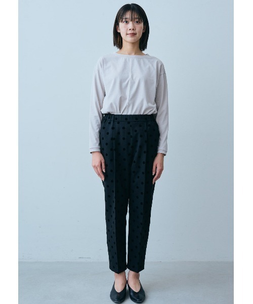 IEDIT(イディット)の「IEDIT 大人にふさわしい日本製 ていねいに仕立てたクワトロセブンTMカットソートップス(Tシャツ/カットソー・レディース・グレイッシュベージュ/ブルー・XX-LARGE/X-LARGE/LARGE/MEDIUM/SMALL/XXX-LARGE)」の8枚目の写真