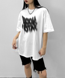 LVEU.（ラブユ.）の「【LVEU.】ストリートアートプリントTシャツ / トップス カットソー Tシャツ プリント 半袖 オーバー カジュアル ホワイト ブラック（Tシャツ/カットソー）」