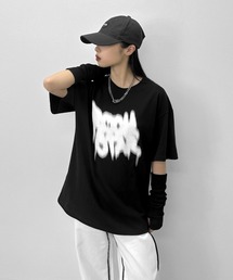 LVEU.（ラブユ.）の「【LVEU.】ストリートアートプリントTシャツ / トップス カットソー Tシャツ プリント 半袖 オーバー カジュアル ホワイト ブラック（Tシャツ/カットソー）」