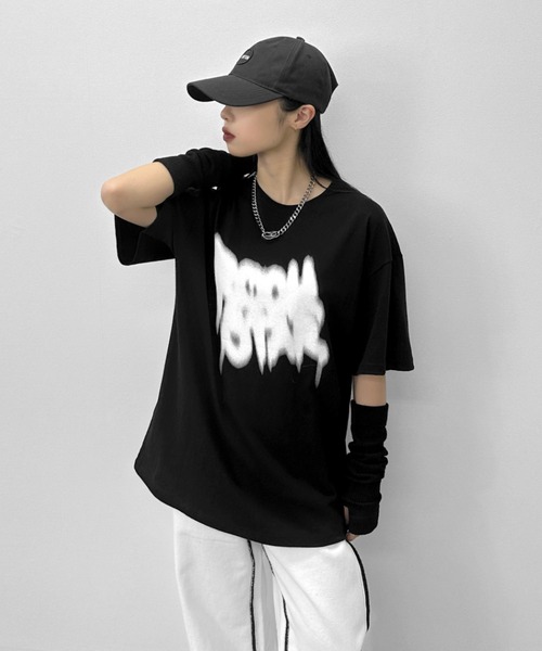 LVEU.(ラブユ.)の「【LVEU.】ストリートアートプリントTシャツ / トップス カットソー Tシャツ プリント 半袖 オーバー カジュアル ホワイト ブラック(Tシャツ/カットソー・レディース・ホワイト/ブラック・FREE)」の1枚目の写真