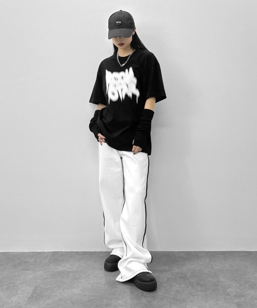 LVEU.(ラブユ.)の「【LVEU.】ストリートアートプリントTシャツ / トップス カットソー Tシャツ プリント 半袖 オーバー カジュアル ホワイト ブラック(Tシャツ/カットソー・レディース・ホワイト/ブラック・FREE)」の4枚目の写真