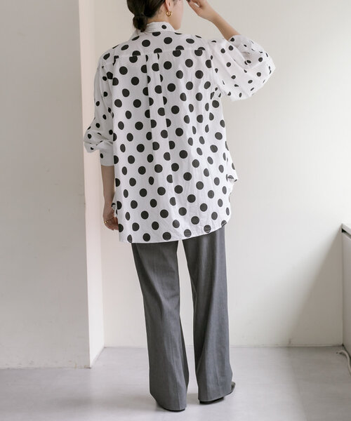 ear papillonner SUMi STYLE ドット柄ブラウス ear PAPILLONNER（イアパピヨネ）の「ランダムドットシャツ