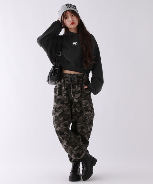 repipi armario（レピピ アルマリオ）の「ルーズショートフーディ（パーカー・キッズ・グレー/チャコールグレー/ブラック・SMALL/MEDIUM/LARGE）」の4枚目の写真