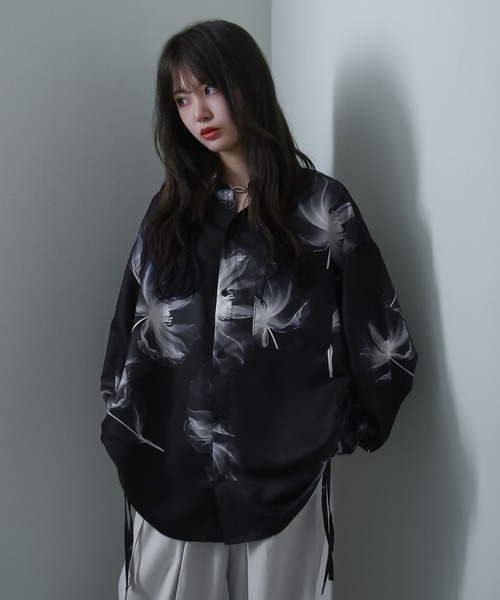 NILWAY(ニルウェイ)の「サイドコード シャーリング 長袖 シャツ / サイドスリット シャーリング デザイン レギュラーカラーシャツ 長袖(シャツ/ブラウス・メンズ・ブラック/ライトグレー/ホワイト/チャコール/ネイビー/ホワイト系/ブラック系2/ブラック系/ブラック系1・LARGE/MEDIUM)」の5枚目の写真