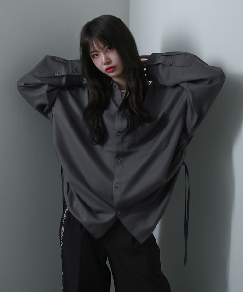 NILWAY(ニルウェイ)の「サイドコード シャーリング 長袖 シャツ / サイドスリット シャーリング デザイン レギュラーカラーシャツ 長袖(シャツ/ブラウス・メンズ・ブラック/ライトグレー/ホワイト/チャコール/ネイビー/ホワイト系/ブラック系2/ブラック系/ブラック系1・LARGE/MEDIUM)」の8枚目の写真