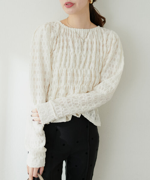natural couture（ナチュラルクチュール）の「シアーシャーリングカットトップス（Tシャツ/カットソー・レディース・レッド/オフホワイト/ブラック・FREE）」の5枚目の写真